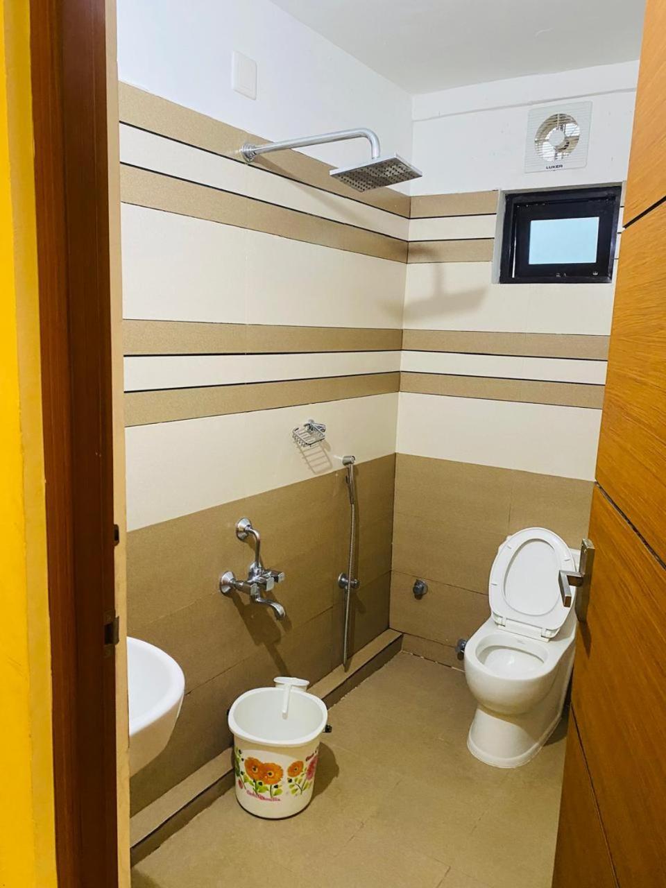 Vismaya Tower Гуруваюр Экстерьер фото